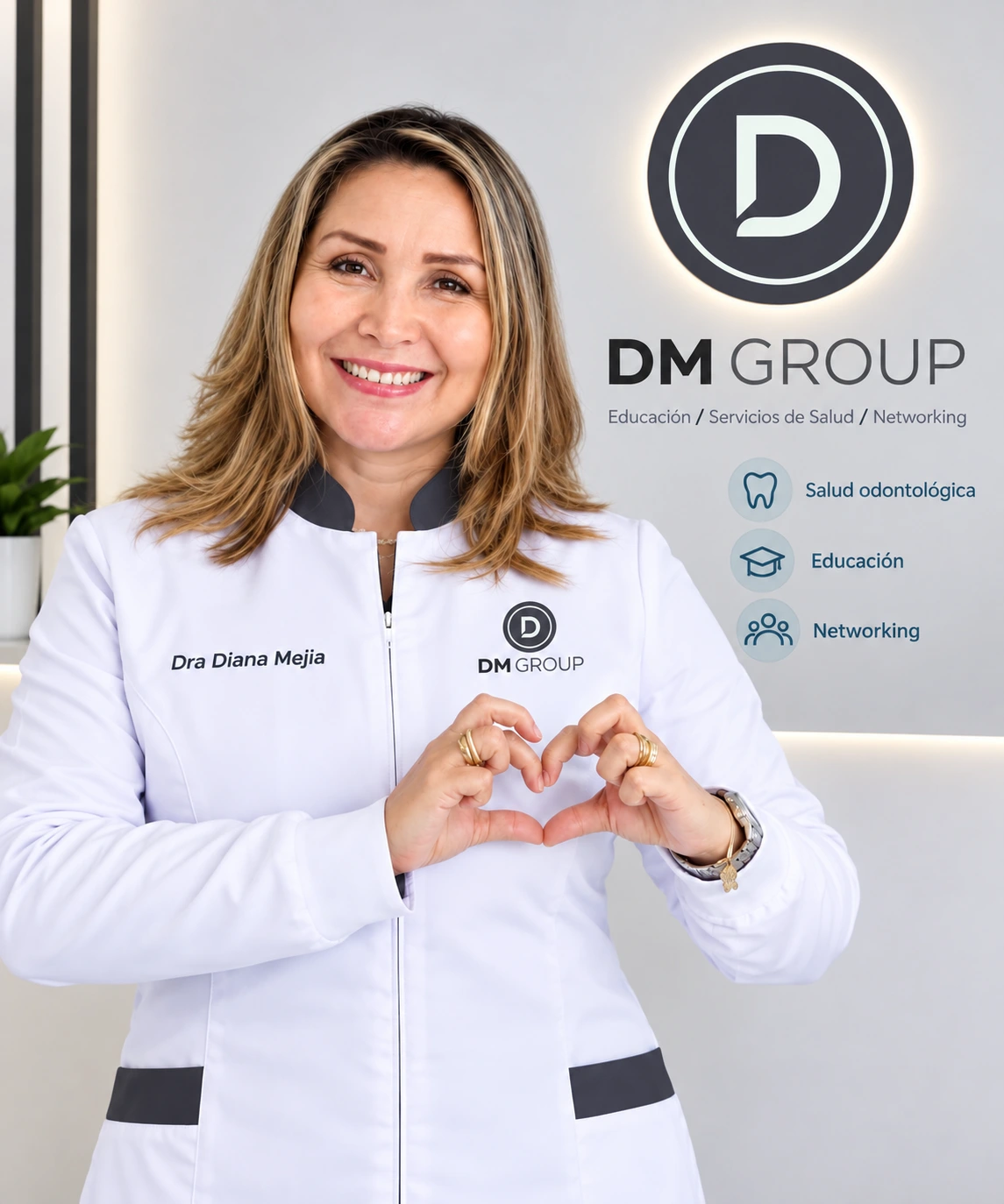 Dra Diana Mejía con bata blanca y detalles en gris grafito, formando un corazón con las manos en un entorno odontológico y académico.